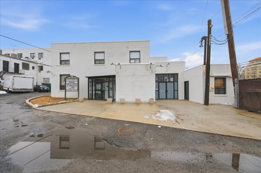 More Photos Of 20 North Ave, Larchmont Warehouse For Lease