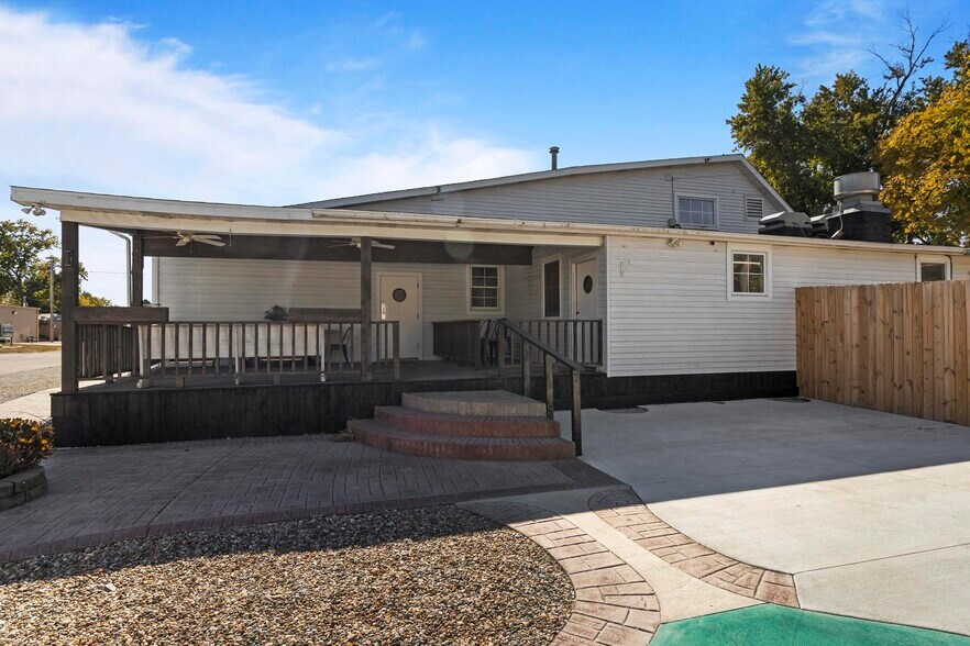 More Photos Of 109 E B St, Cedar Creek Freestanding For Sale