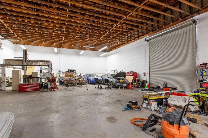 More Photos Of 180 W Oasis Rd, Palm Springs Warehouse For Lease