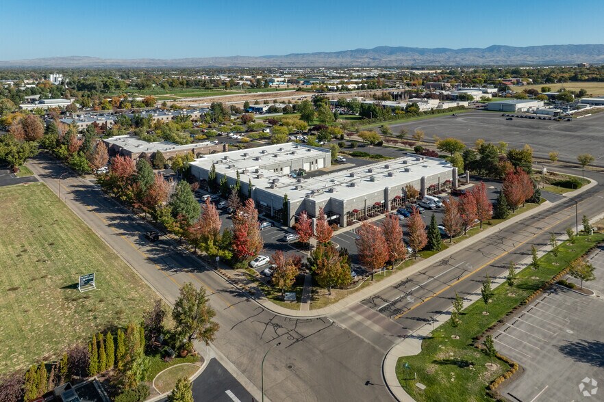More Photos Of 800 S Industry Way, Meridian Showroom For Lease