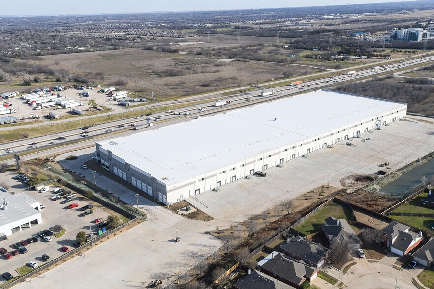 More Photos Of 11000 South Freeway, Burleson Warehouse For Lease