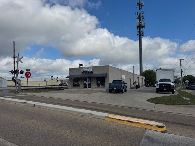 Primary Photo Of 100 E 32nd St, Bryan Freestanding For Lease