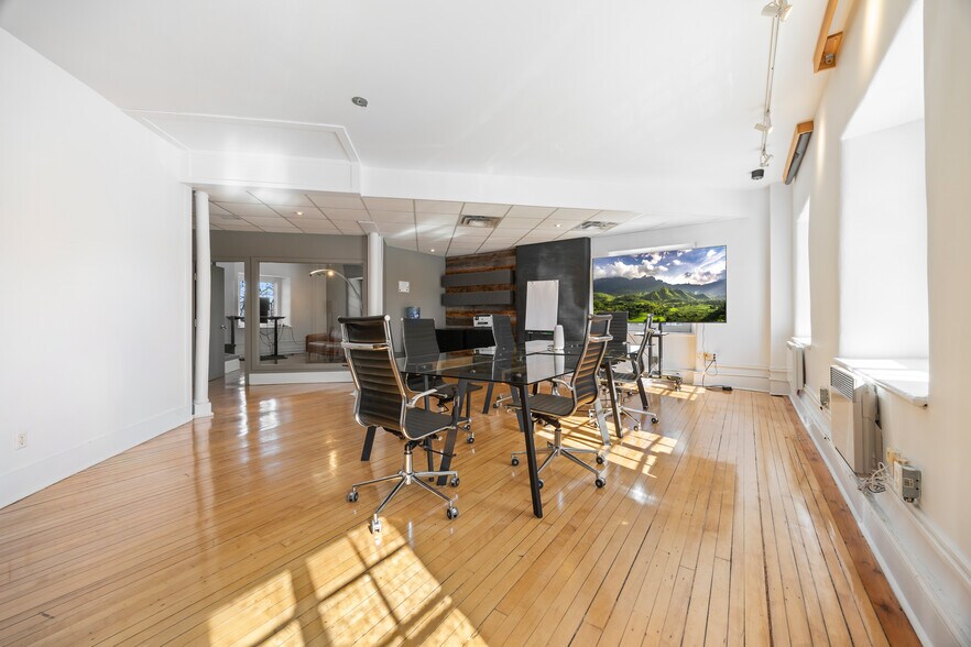 More Photos Of 32 Rue Saint-Charles, Longueuil Office For Lease
