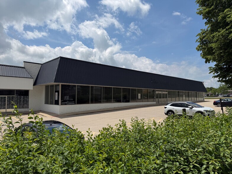 More Photos Of 401-421 Townline Rd, Mundelein Storefront Retail Office For Lease