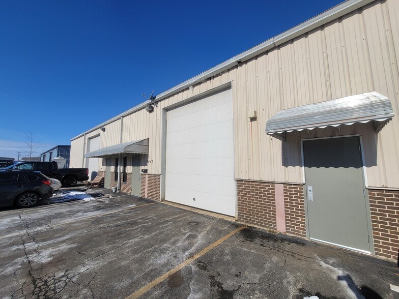More Photos Of 9947 Express Dr, Highland Warehouse For Lease
