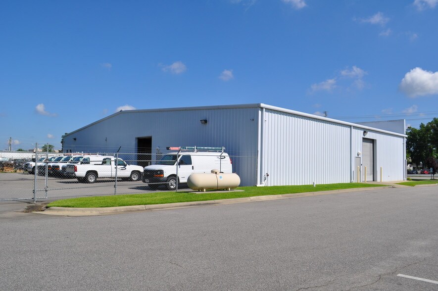 More Photos Of 552 E Russell St, Fayetteville Showroom For Sale