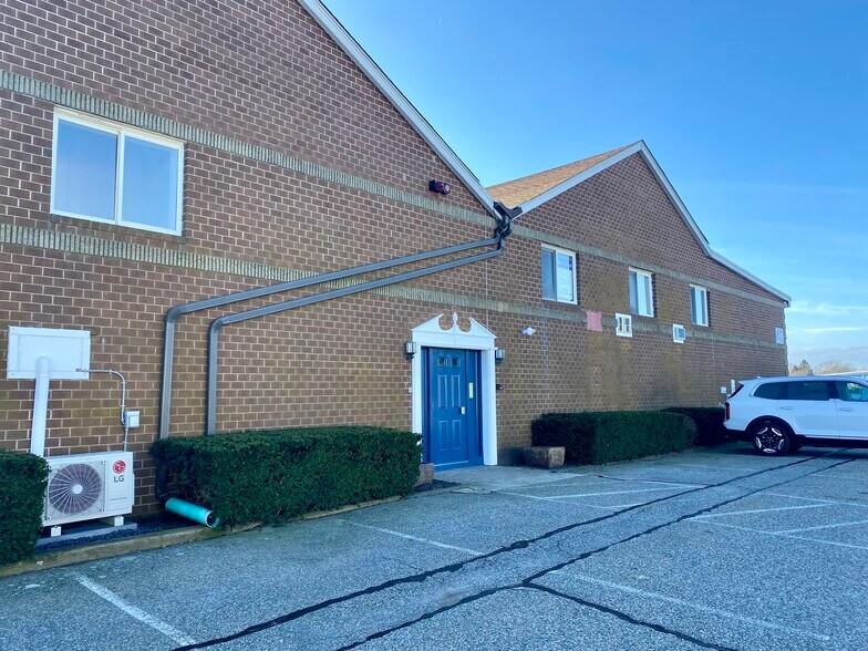 More Photos Of 1676 E Main Rd, Portsmouth Office For Lease