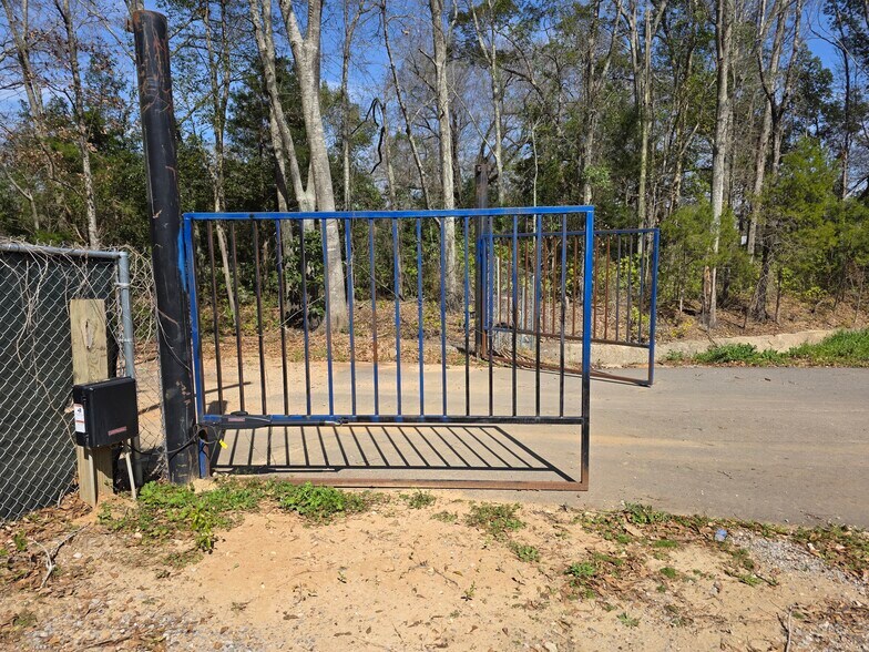 More Photos Of 22195 Cedar St, Robertsdale Warehouse For Sale