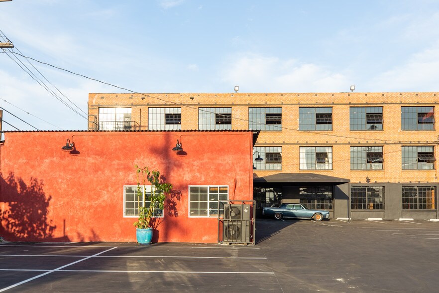 More Photos Of 615 E 61st St, Los Angeles Light Manufacturing For Sale