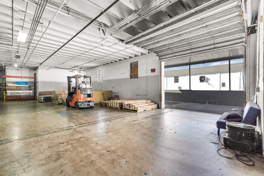 More Photos Of 3925 E 10th Ct, Hialeah Warehouse For Lease