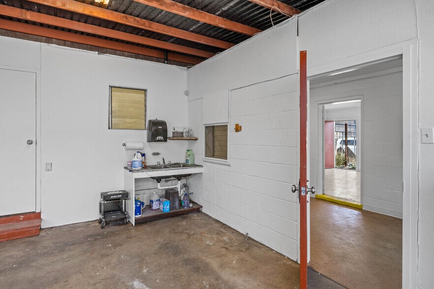 More Photos Of 1924 Democrat St, Honolulu Industrial For Sale