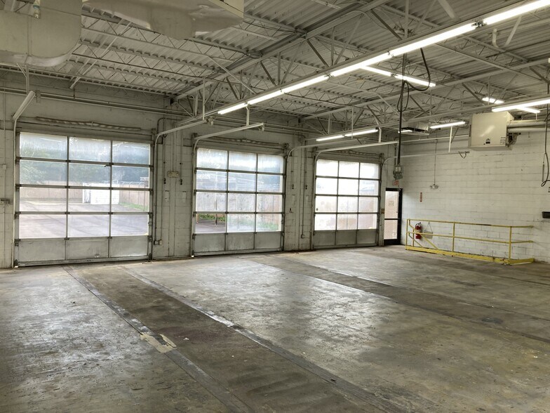 More Photos Of 7990 Patriot Cv, Cordova Auto Repair For Sale