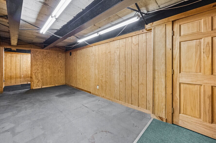 More Photos Of 227 West Ave, Albion Town Orleans Flex For Lease