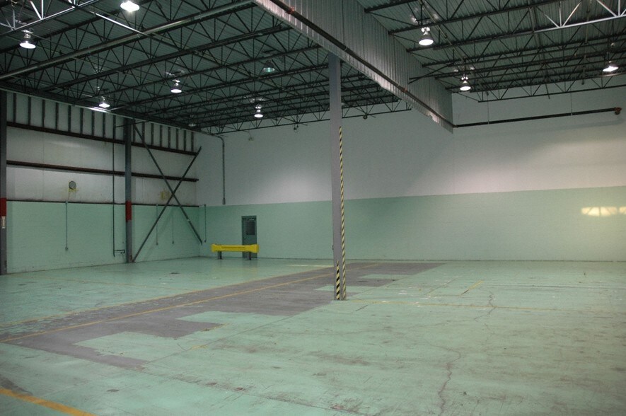 More Photos Of 915 Western Dr, Indianapolis Warehouse For Lease