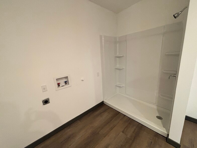 More Photos Of 446 McClaine St, Silverton Warehouse For Lease