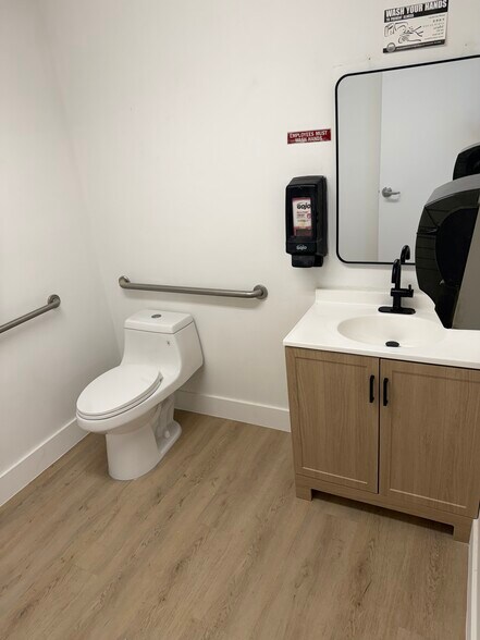 More Photos Of 1582 E Commercial Blvd, Oakland Park Freestanding For Lease