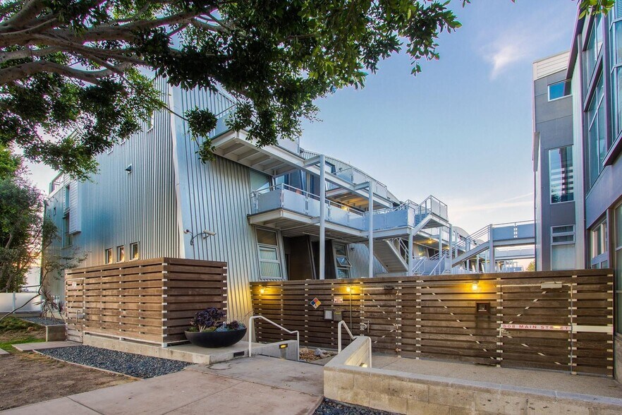 More Photos Of 608-610 Main St, Venice Loft Creative Space For Sale