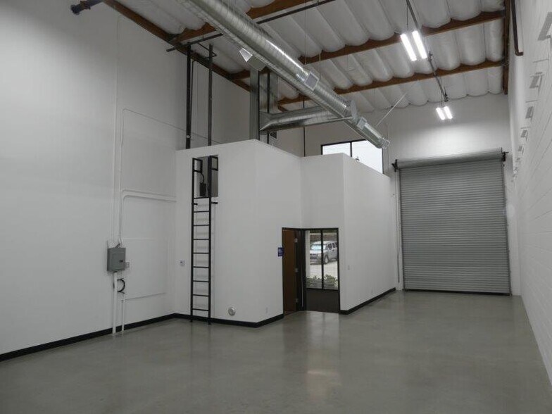 More Photos Of 787 W Woodbury Rd, Altadena Warehouse For Lease
