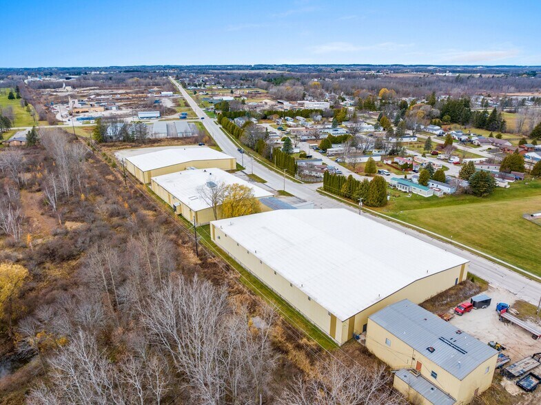 More Photos Of 815-925 E Albert Dr, Manitowoc Warehouse For Lease