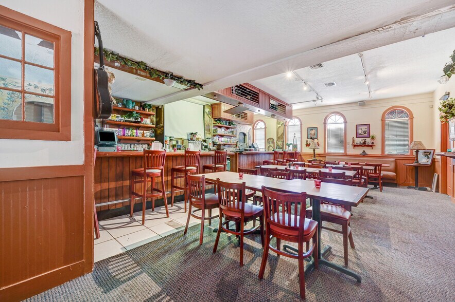 More Photos Of 300 N Cocoa Blvd, Cocoa Restaurant For Lease