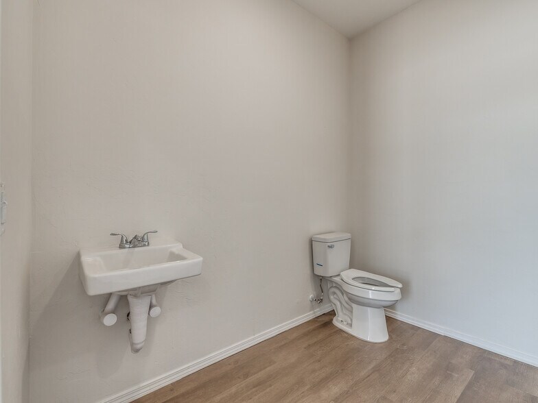 More Photos Of 236 N Chisholm Trail Way, Mustang Warehouse For Lease