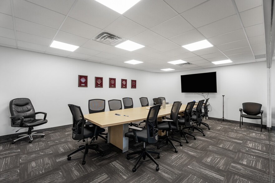 More Photos Of 4505 Boul Métropolitain E, Montréal Office For Sale