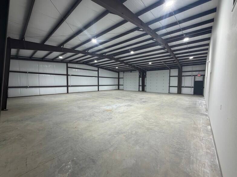 More Photos Of 3204 118th St, Lubbock Flex For Lease