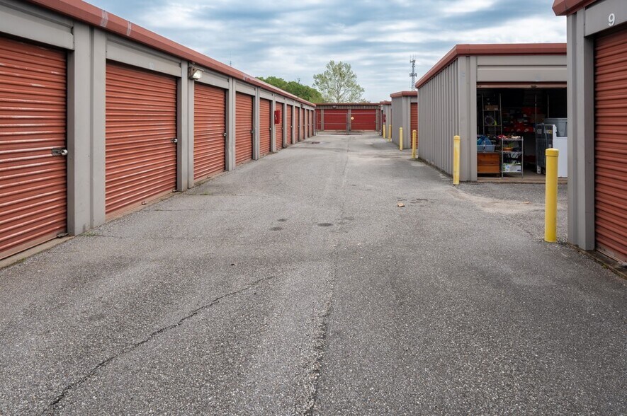 More Photos Of 721 N McKenzie St, Foley Self Storage For Sale