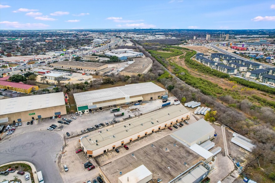 More Photos Of 11001-11027 Osgood Dr, San Antonio Service For Lease