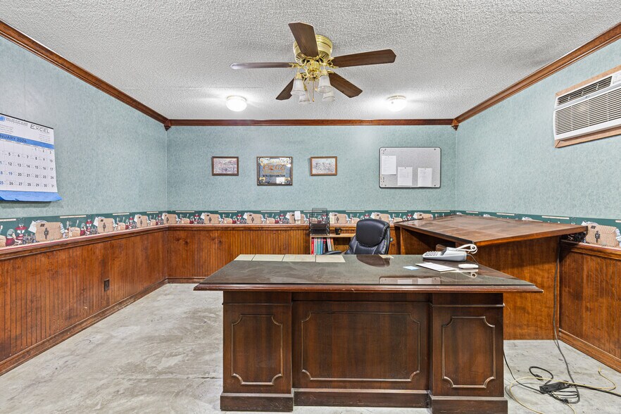 More Photos Of 2100 E Front St, Tyler Flex For Sale