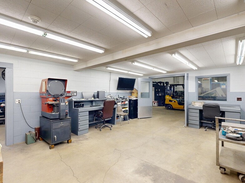 More Photos Of 2505 Avonia Rd, Fairview Warehouse For Lease