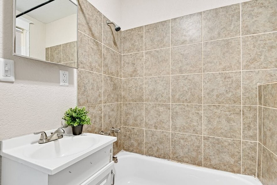 More Photos Of 1114 E Armour Blvd, Kansas City Apartments For Sale