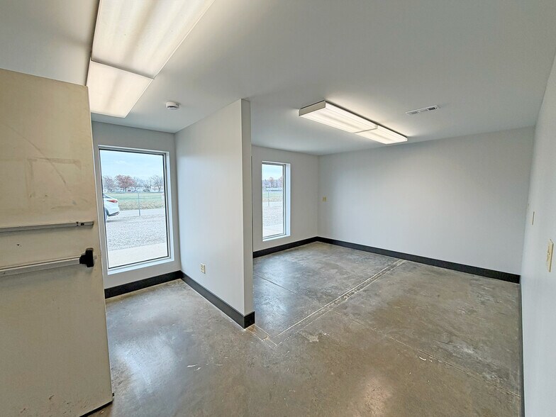 More Photos Of 311 Transpoint dr, Dupo Industrial For Lease