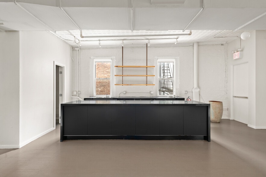 More Photos Of 109 W 17th St, New York Storefront Retail Office For Lease