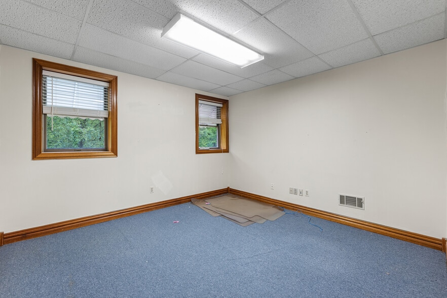 More Photos Of 84 Park Ave, Flemington Office For Lease