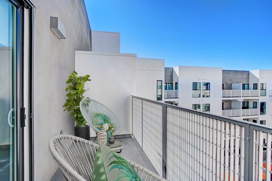 More Photos Of 6625 Reseda Blvd, Reseda Apartments For Lease