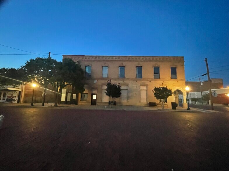 More Photos Of 101 N Waggoner St, Electra Flex For Sale