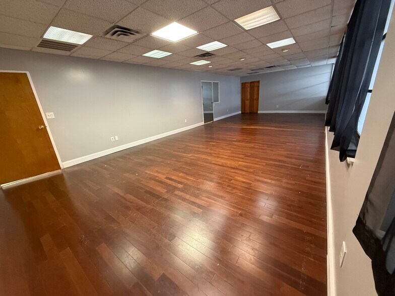 More Photos Of 6251 US Highway 19 N, Pinellas Park Showroom For Lease