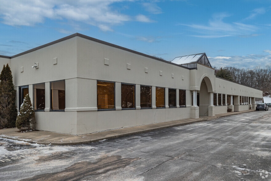 Primary Photo Of 201 Moreland Rd, Hauppauge Medical For Sale