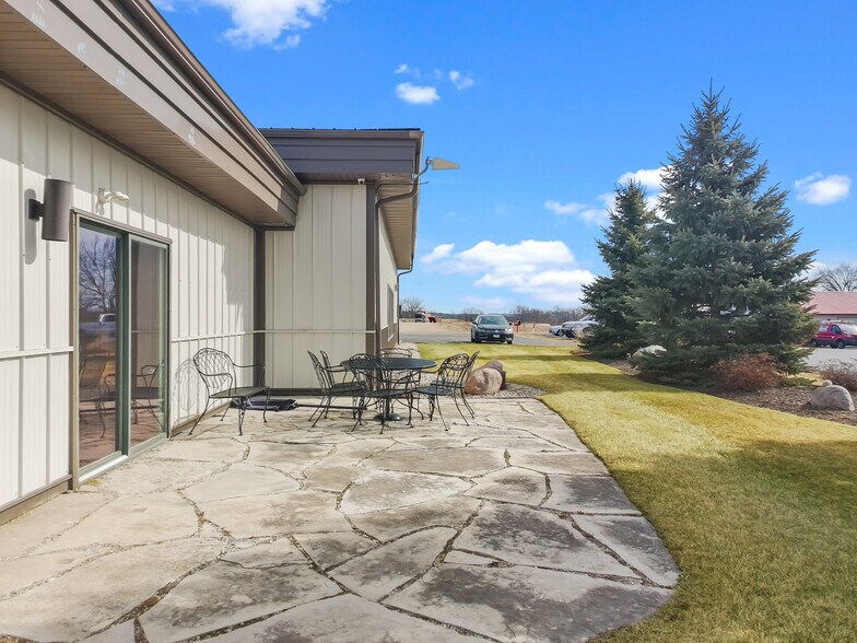 More Photos Of 2492 Crest Dr, Lake Geneva Office For Sale