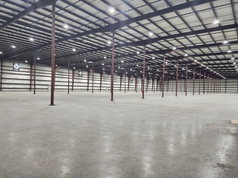 More Photos Of 1650 Oracal Pky, Ellabell Warehouse For Lease