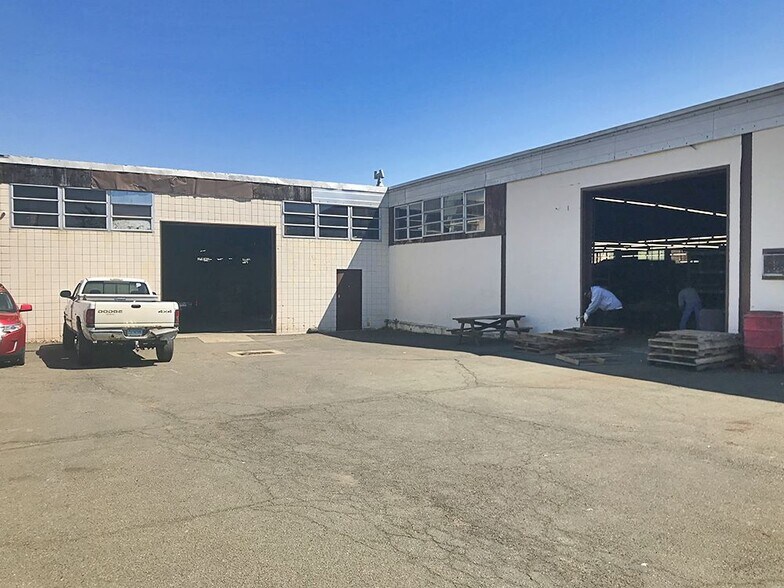 More Photos Of 70 Stoddard Ave, North Haven Warehouse For Lease