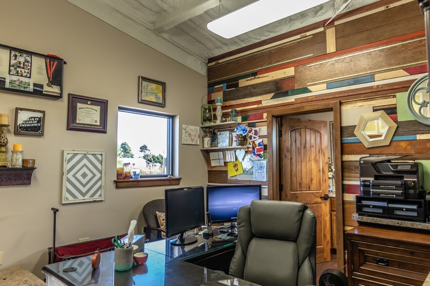 More Photos Of 1520 E Eagle Rd, Weatherford Light Manufacturing For Sale