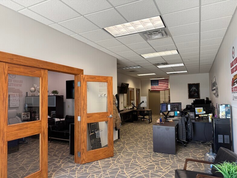 More Photos Of 2665 SE Oak Tree Ct, Ankeny Light Distribution For Lease