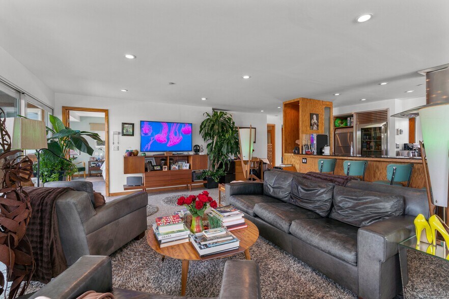 More Photos Of 2200 NE 26th St, Wilton Manors Office For Sale