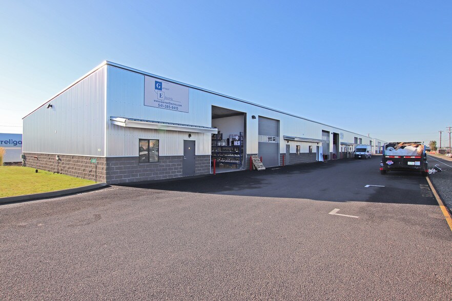 More Photos Of 688 SW Veterans Way, Redmond Warehouse For Lease
