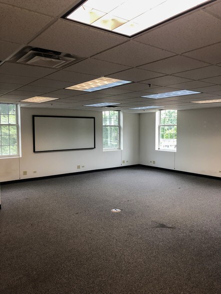 More Photos Of 127 S First St, Geneva Office Residential For Lease