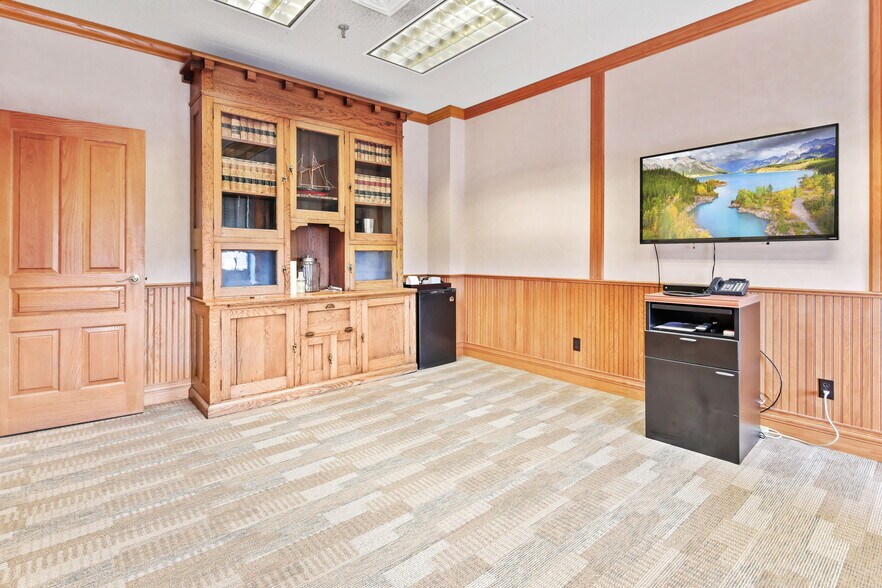 More Photos Of 11 N 7th Ave N, Saint Cloud Office For Sale