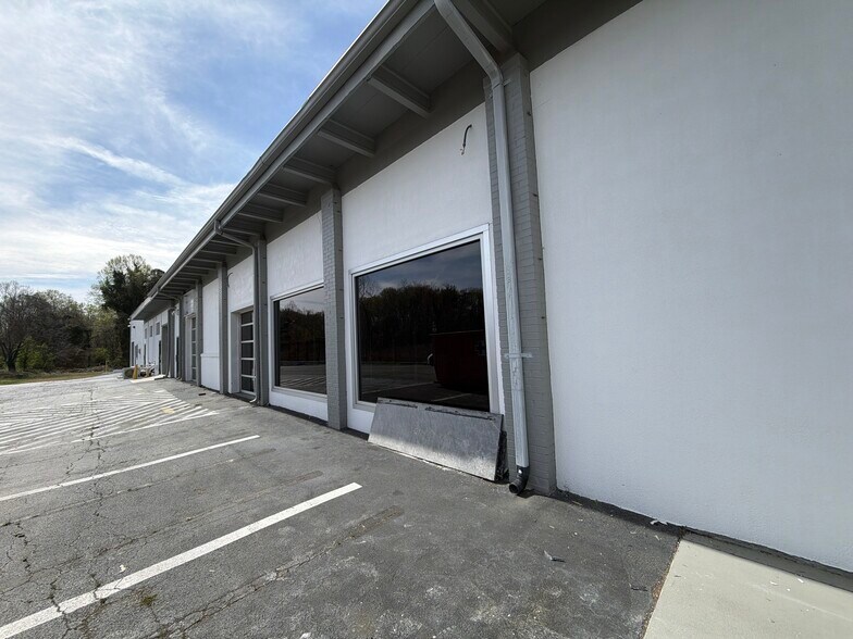 More Photos Of 4827 Gate City Blvd, Greensboro Showroom For Lease