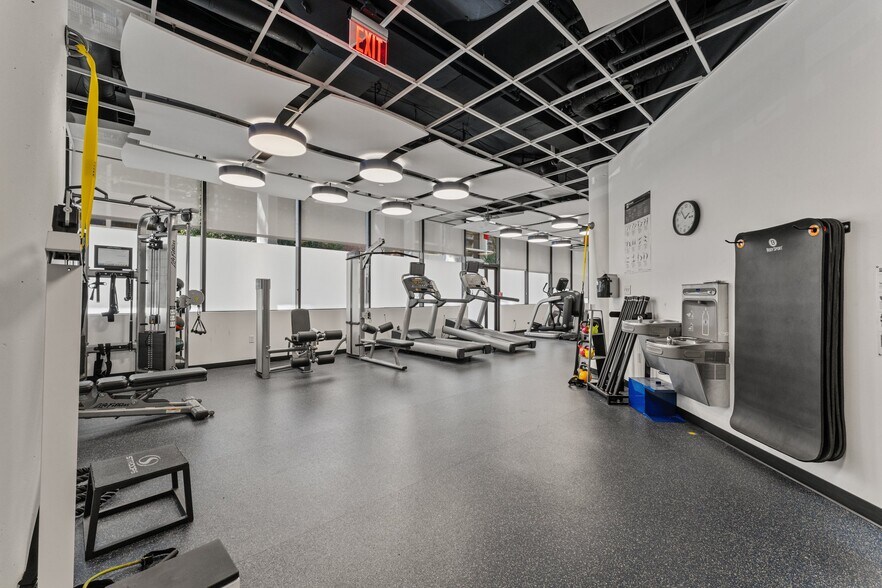 More Photos Of 8229 Boone Blvd, Vienna Unknown For Lease